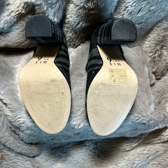 Grey Plaid Mary Janes - Picture 3 of 3